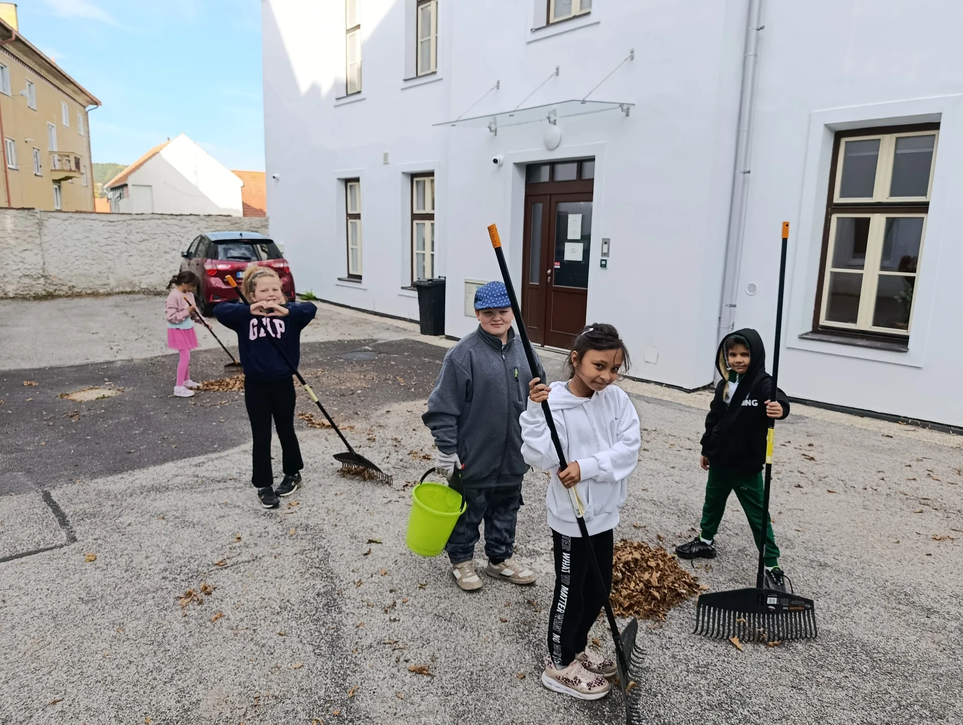 Hrabání listí na školním dvorku - IV. třída